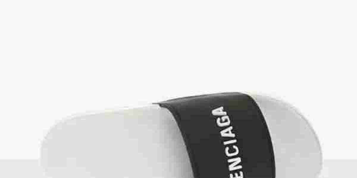 Balenciaga 拖鞋與鞋款大公開｜時尚界的潮流密碼