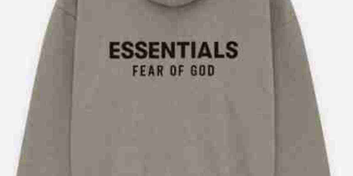 Essentials Hoodie – Lightweight Yet Warm for All Seasons