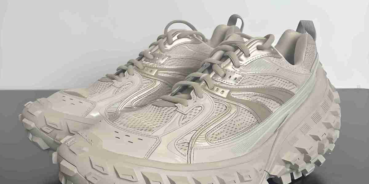 BALENCIAGA 巴黎世家鞋子推薦｜TRIPLE S 女士老爹鞋台灣人氣穿搭指南