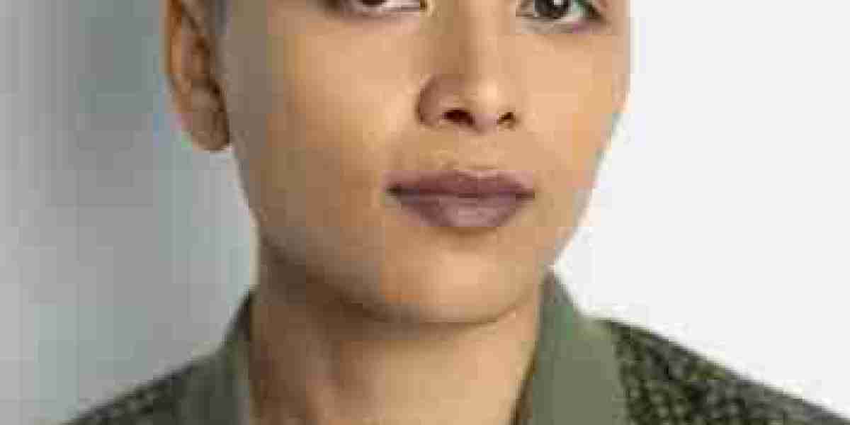 Romantic Comedy Revival: Zoey Deutch Returns on Netflix